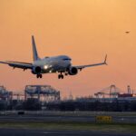Un Boeing 737 della United Airlines in avvicinamento all’aeroporto di Newark con un drone visibile nelle vicinanze.