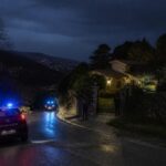 Casa isolata tra i boschi sulle alture di Sanremo con auto dei carabinieri di notte.