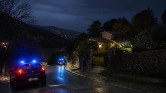 Casa isolata tra i boschi sulle alture di Sanremo con auto dei carabinieri di notte.