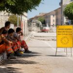 Operai in un cantiere del Lazio durante un’ondata di caldo, con stop ai lavori nelle ore più calde.