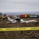 Area di un incidente aereo in Francia con soccorsi e mezzi di emergenza.