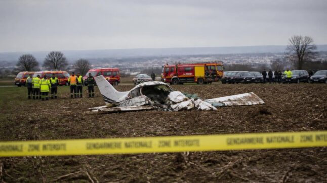 Area di un incidente aereo in Francia con soccorsi e mezzi di emergenza.