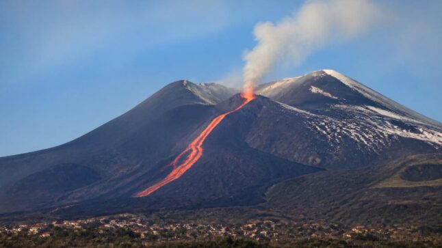 L'Etna in eruzione con una colata lavica visibile sul versante.