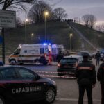 Area di cronaca a Milano con soccorsi e carabinieri vicino a un parco urbano.