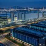 Complesso industriale high-tech in Corea del Sud con fabbriche di semiconduttori e data center per l’intelligenza artificiale.