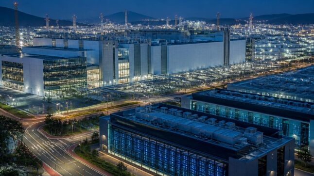 Complesso industriale high-tech in Corea del Sud con fabbriche di semiconduttori e data center per l’intelligenza artificiale.