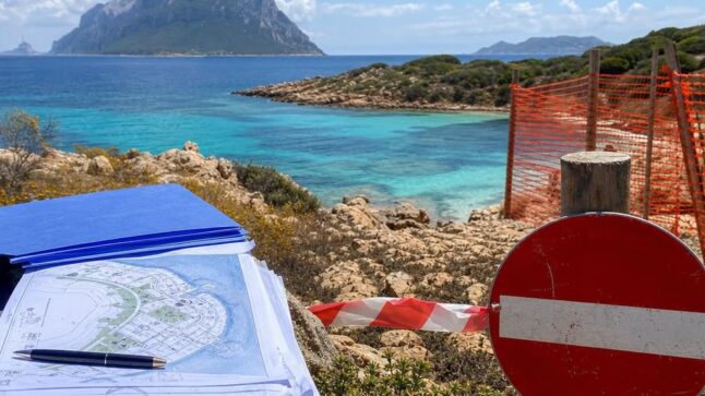 Veduta di Cala Finanza a Tavolara con elementi che richiamano il blocco amministrativo di un progetto turistico di lusso.