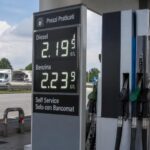 Pompa di benzina in autostrada con prezzo della benzina sopra i 2 euro al litro.