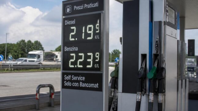 Pompa di benzina in autostrada con prezzo della benzina sopra i 2 euro al litro.