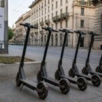 Monopattini elettrici in sharing fermi su un marciapiede urbano, simbolo della sospensione del servizio.