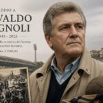 Immagine commemorativa di Osvaldo Bagnoli in un contesto calcistico sobrio, con riferimento a Verona e allo scudetto dell'Hellas.