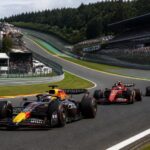 Una monoposto Red Bull davanti a due Ferrari durante le prove libere di Formula 1 a Spa-Francorchamps.
