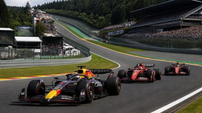 Una monoposto Red Bull davanti a due Ferrari durante le prove libere di Formula 1 a Spa-Francorchamps.