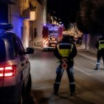 Volante della polizia stradale e vigili del fuoco durante un controllo a Cabras, in una scena di cronaca notturna.