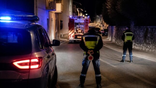 Volante della polizia stradale e vigili del fuoco durante un controllo a Cabras, in una scena di cronaca notturna.