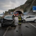 Incidente stradale con auto danneggiate e soccorsi vicino a una galleria sulla Cagliari-Villasimius.