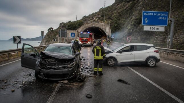 Incidente stradale con auto danneggiate e soccorsi vicino a una galleria sulla Cagliari-Villasimius.