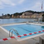 Stabilimento balneare sul mare con piccola piscina a Sestri Levante, in un contesto di cronaca giudiziaria.