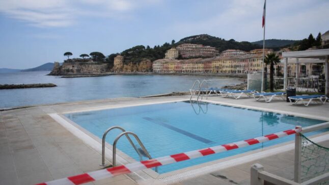 Stabilimento balneare sul mare con piccola piscina a Sestri Levante, in un contesto di cronaca giudiziaria.