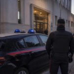 Carabinieri italiani durante un’operazione antimafia all’alba davanti a un edificio giudiziario.