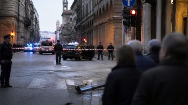 Strada del centro città con mezzi di soccorso e atmosfera di cronaca, in tono sobrio e rispettoso.