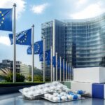 Illustrazione istituzionale con edificio della Commissione europea, bandiere UE e riferimenti ai farmaci generici.